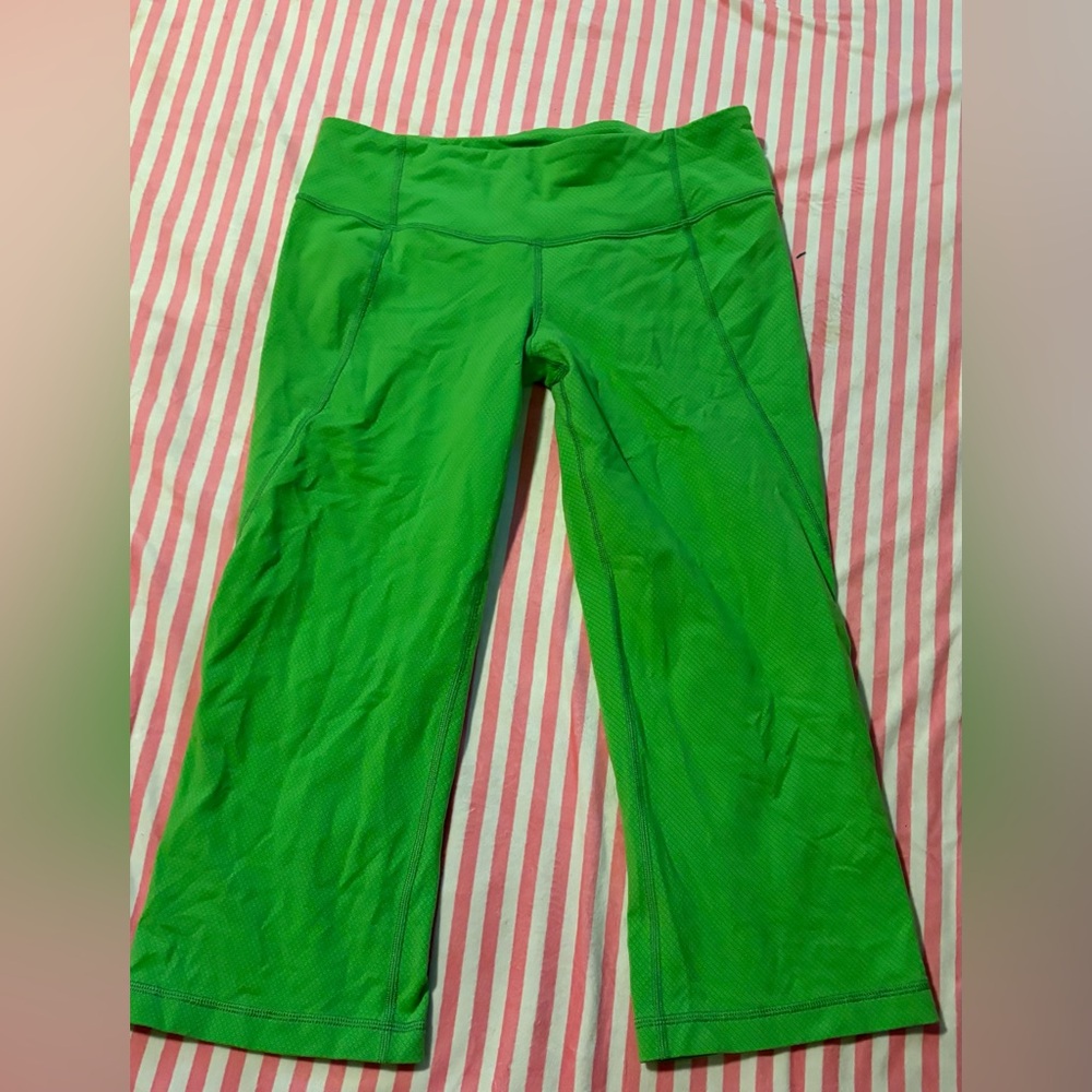 LULULEMON green capri leggings